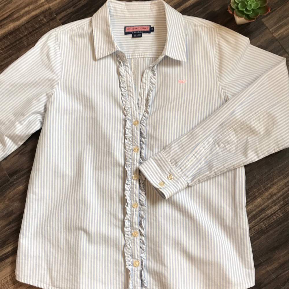🎀 Vineyard vines button down ruffled shirt
